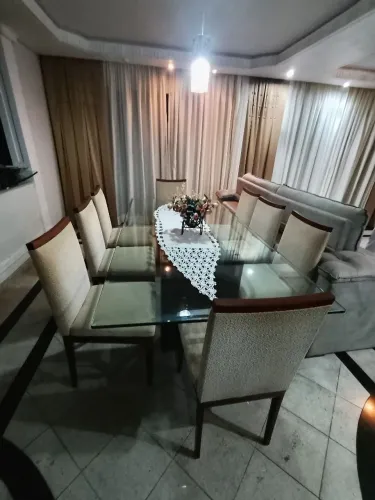 Mesa com 8 cadeiras 