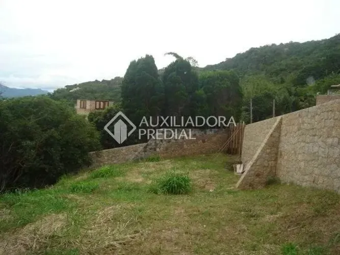 Terreno à venda no bairro Lagoa da Conceição com 1370 m² em área privilegiada.