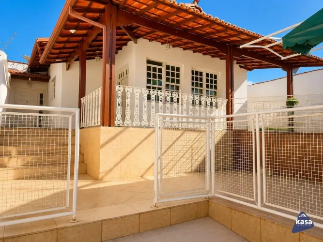 CASA ESPAÇOSA À VENDA NO BAIRRO GLÓRIA