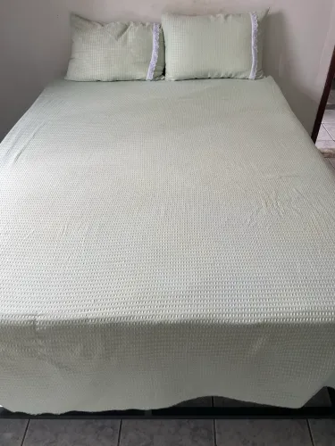 Cama de casal com base metálica