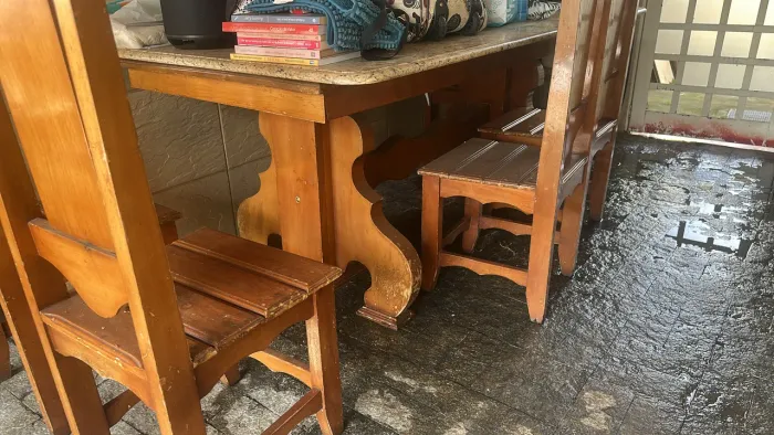 Mesa de mármore com pés de madeira maciça! Lindíssima e bem conservada! 
