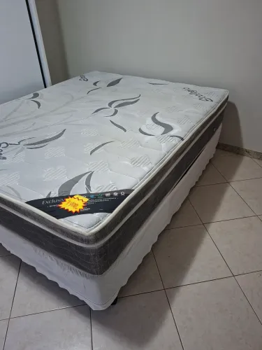 Cama casal Queen 