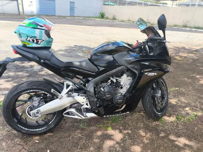 CBR 650F 2017 com ABS, com apenas 27 mil kms moto muito nova, só pegar e ser feliz