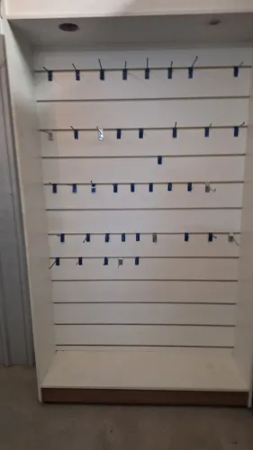 Prateleira com fundo canaletado