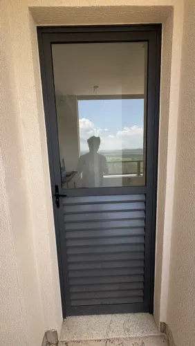 Porta de alumínio ventilada