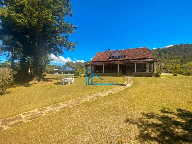 Casa com Terreno Plano de 1.350 m², 4 Dormitórios e Lazer Privativo Teresópolis/RJ