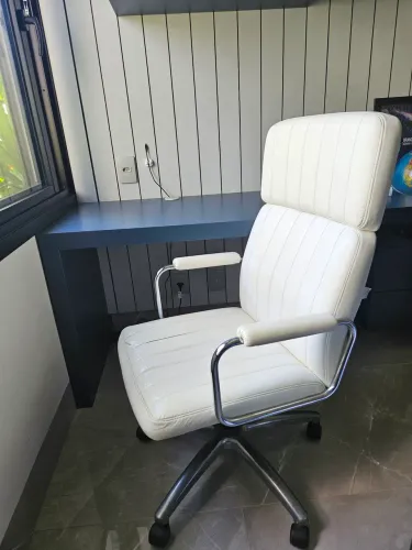 Vendo cadeira de escritório cor branca 