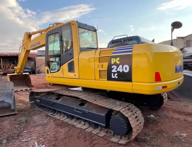 Escavadeira Komatsu PC240 ano 2013, com 15.000 horas, motor feito, rodantes, em SP