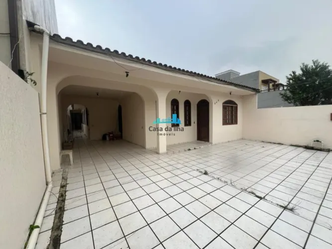 Duas casas e 3 quitinetes - ótima rentabilidade