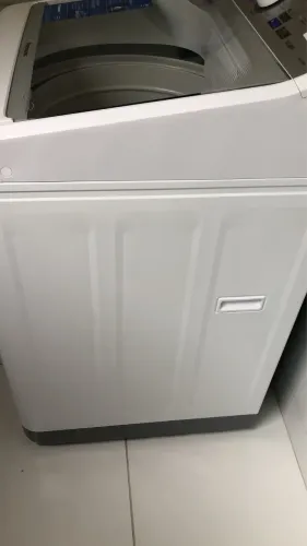 Máquina de lavar e televisão