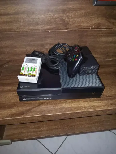 Xbox one preto já vai com o controle e carregador da pilhas e vai com 4 pilhas