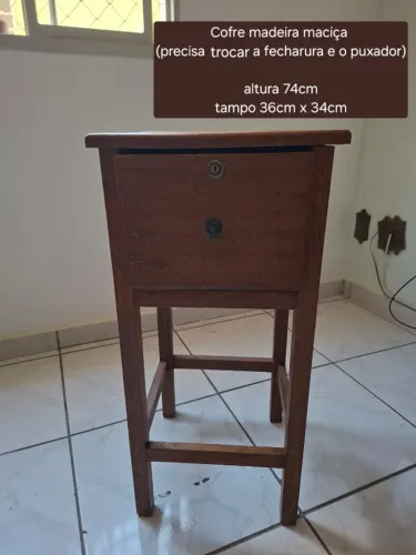 Mesa de cabeceira cofre