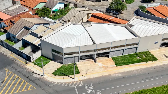 Galpão comercial com 200m², incluindo 2 banheiros e uma copa