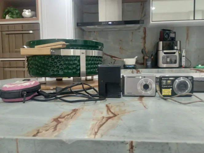 Duas câmeras cybershot(Leia para mais informacoes)