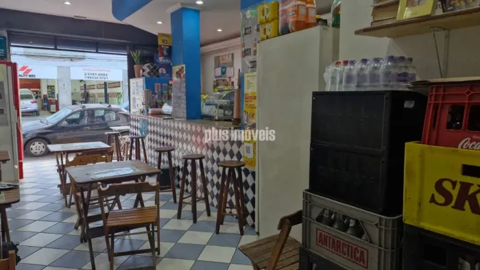 Bar em rua com bom movimento