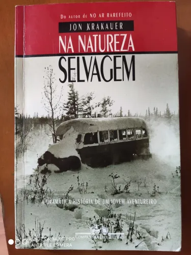 Livro na natureza selvagem