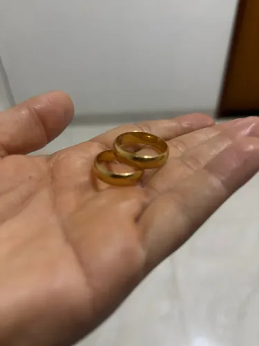 Par de alianças de ouro