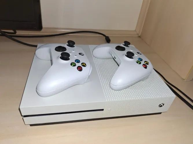 Xbox One S 1TB + 2 Controle Series S/X.