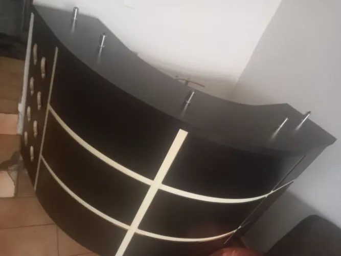 Balcão de bar com 2 cadeiras suspensas