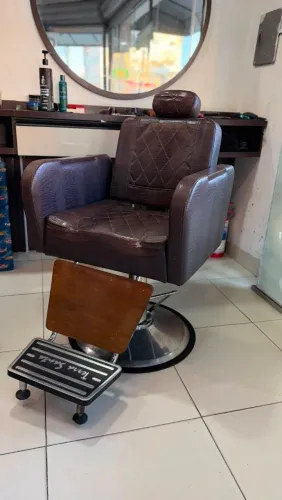 Vendo cadeiras de barbeiro,motivo comprei outras e não irei usar mais,as 2  está perfeita.