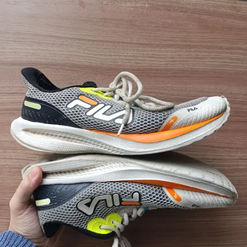 Tênis Fila Athlon com Cabedal Em Mesh Respirável 43/44<br><br>cabedal em mesh respirável