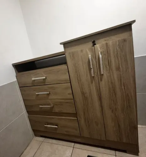 Cõmoda com espelho, 4 gavetas e armário lateral