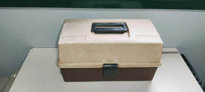 Caixa de pesca com equipamentos 