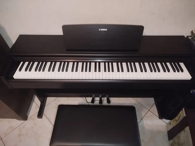 Piano digital Yamaha Arius YDP-145B