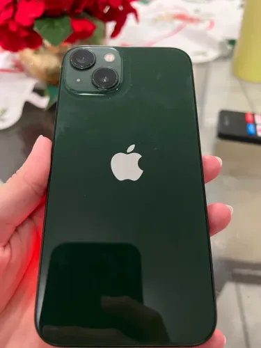 iPhone 13 semi novo, única dona e nunca trocado nenhuma peça, com caixa e carregador.