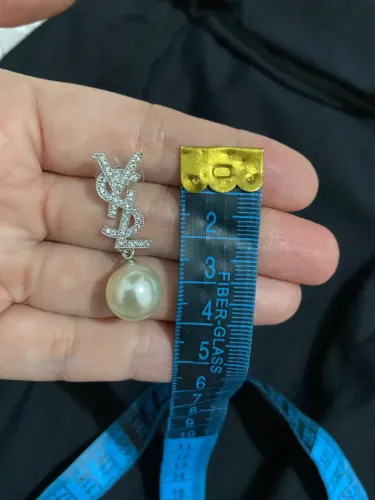 Brincos com pedras e pérola com ysl estilo italiano Yves Saint Laurent