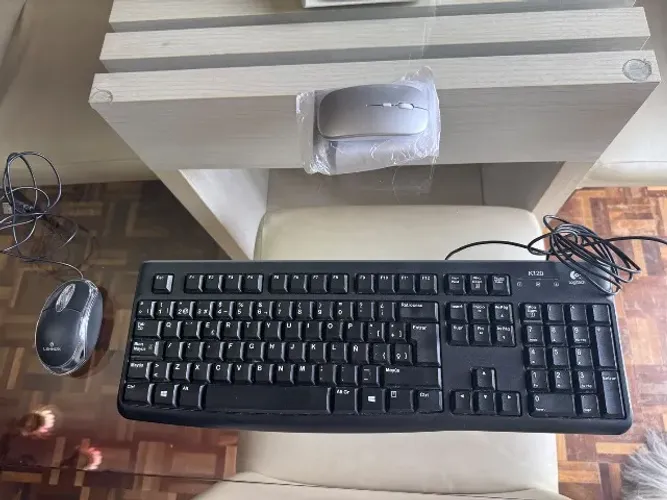 Kit teclado e mouse com fio semi novo, todas as teclas e todas as cores intactas. 