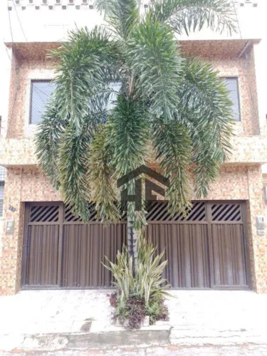 Casa de 2 andares, com 5 quartos sendo 2 suítes e área para eventos, localizada em Artur L