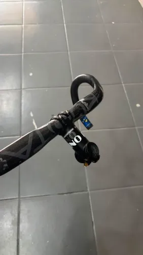GUIDÃO CARBONO KUOTA com Suporte de GUIDÃO