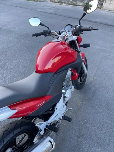 Vende se CB 300 filé demais