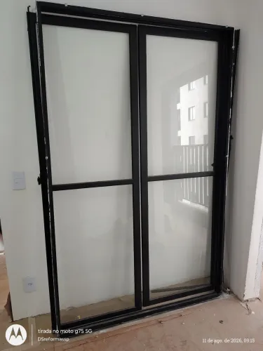 Porta balcão 2,16x1,37 com perfil em alumínio preto