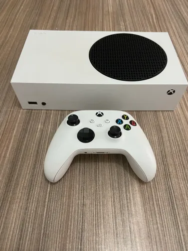 XBOX SERIES S COM CONTROLE BRANCO