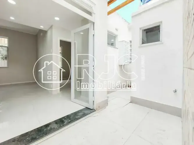 Casa de vila, totalmente reformada, 2 quartos com vaga na Tijuca.
