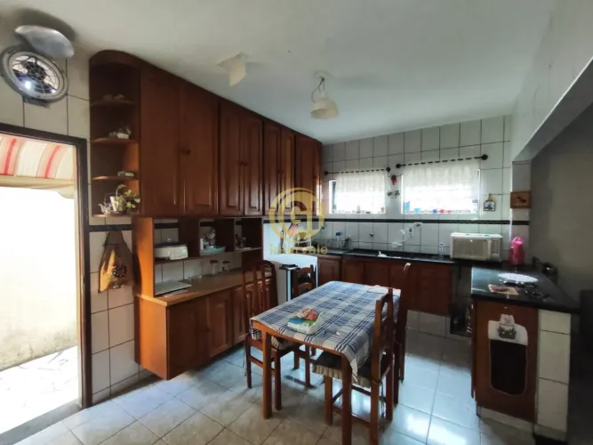 Casa à venda em Jacareí-SP: 3 quartos, 2 salas, 2 banheiros, 4 vagas de garagem no Jardim