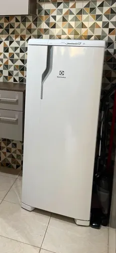 Geladeira Electrolux Cycle Defrost 240L Degelo Prático Uma Porta Branca (RE31)