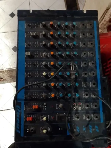 Mesa de som antigo esta ligado mais não testei 