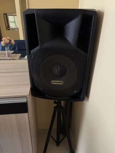 Vende-se uma caixa ativa Premier de 15", com amplificador embutido,