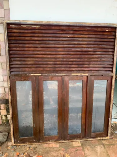 Janela veneziana em Ipê maciço e vidro 1,70 x 1,50.