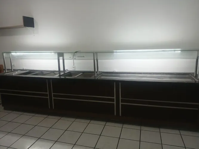 Buffet completo quente e frio funcionando perfeitamente