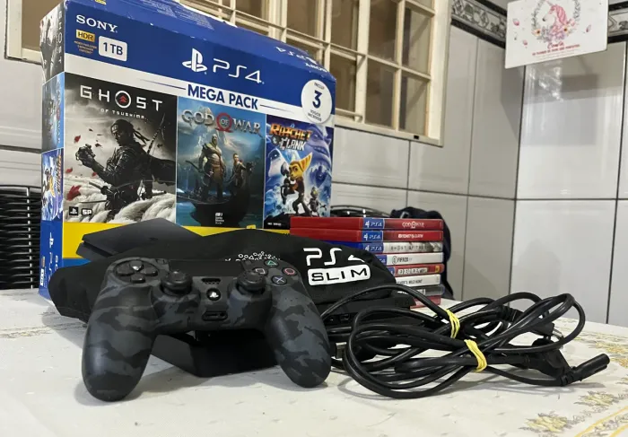 Playstation 4 Slim 1Tb com 1 manete + 8 jogos IMPECÁVEL
