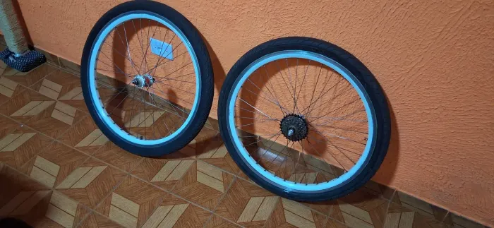 Par de roda v-max branco e em ótimo estado com pneu e camera!?