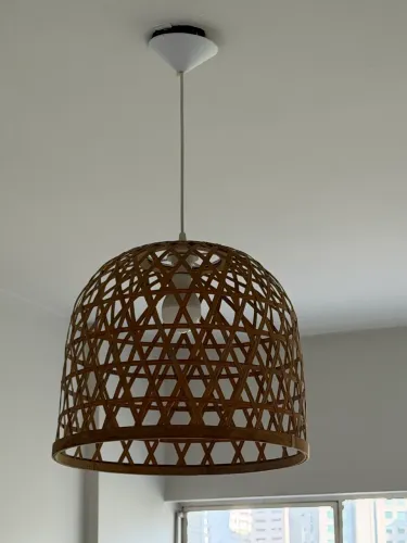 Luminária de teto de madeira