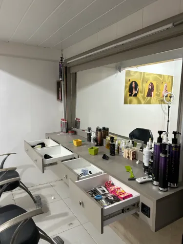 Balcão com iluminação e espelho