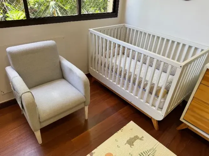 Jogo de quato para bebê - berço cômoda e cadeira de amamentação