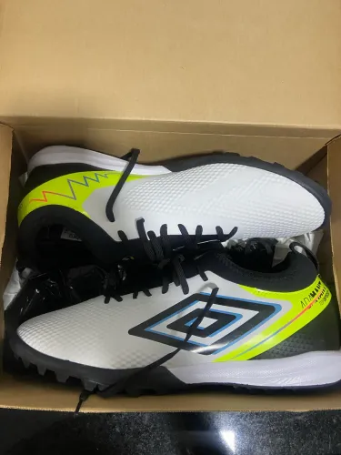 Socayte umbro adamant N41 nunca foi usado novo na caixa..