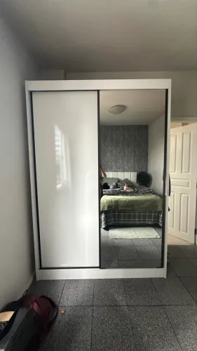 Guarda roupa com espelho